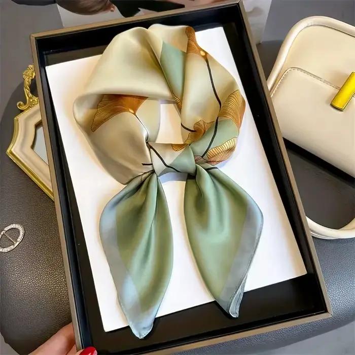 Un foulard carré de 27,5 pouces avec un motif de feuilles de ginkgo, en matière semblable à de la so