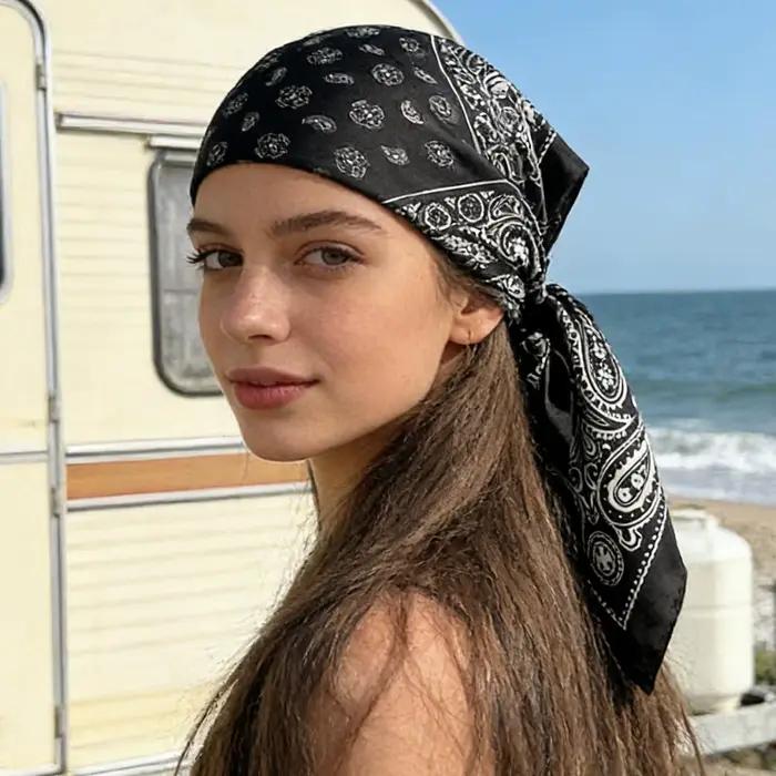 Foulard carré vintage en satin de soie