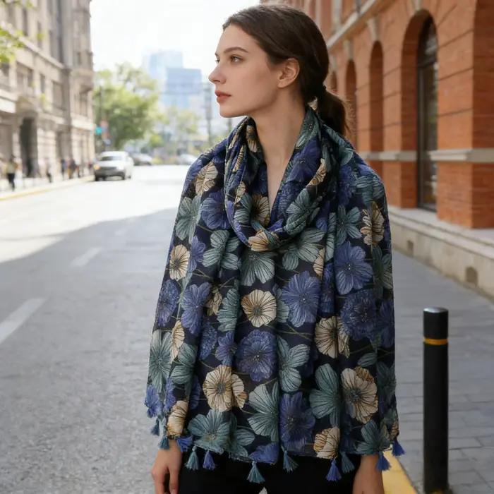 Écharpe florale bleu marine et beige pour femme