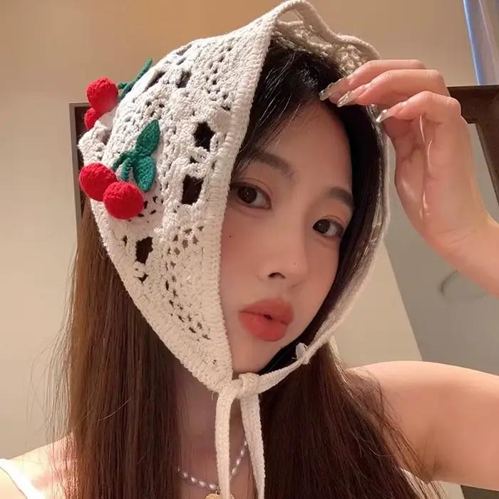 Foulard chic avec fleurs au crochet et bandeau triangle cerise de style français