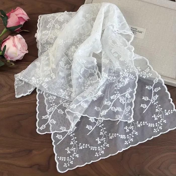 Écharpe en dentelle brodée exquise