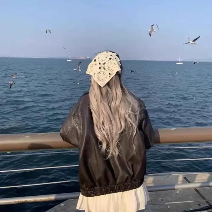Foulard triangulaire beige d'été