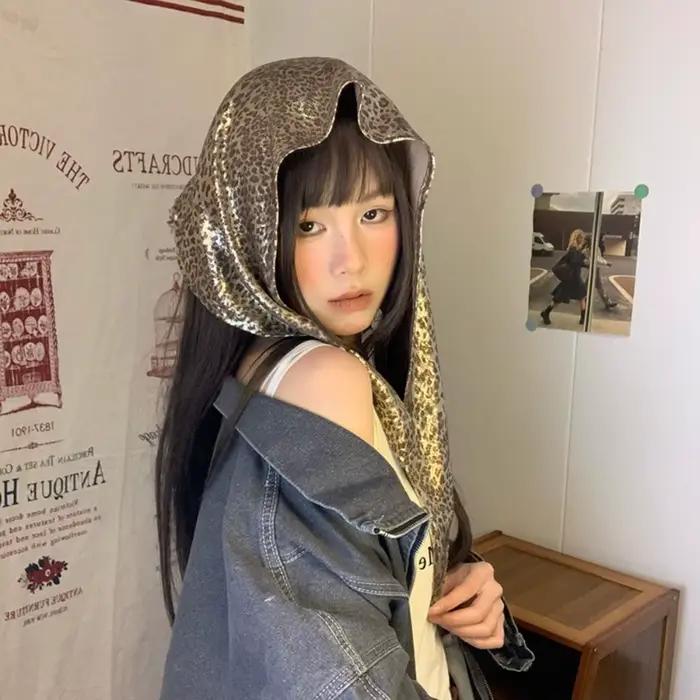 Élégant foulard triangulaire imprimé Y2K en soie brillante, foulard pour cheveux Hip Hop, foulard en soie imprimé léopard pour filles stylées, accessoires vestimentaires