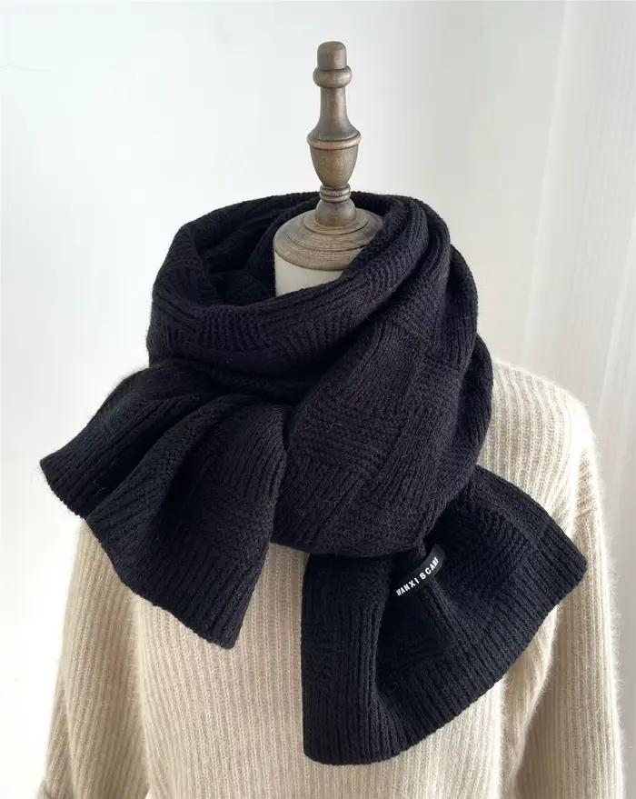 Écharpe en laine tricotée pour femme, design rayé vert émeraude, élégance hivernale, accessoire chaud et résistant, cadeau pour occasions spéciales