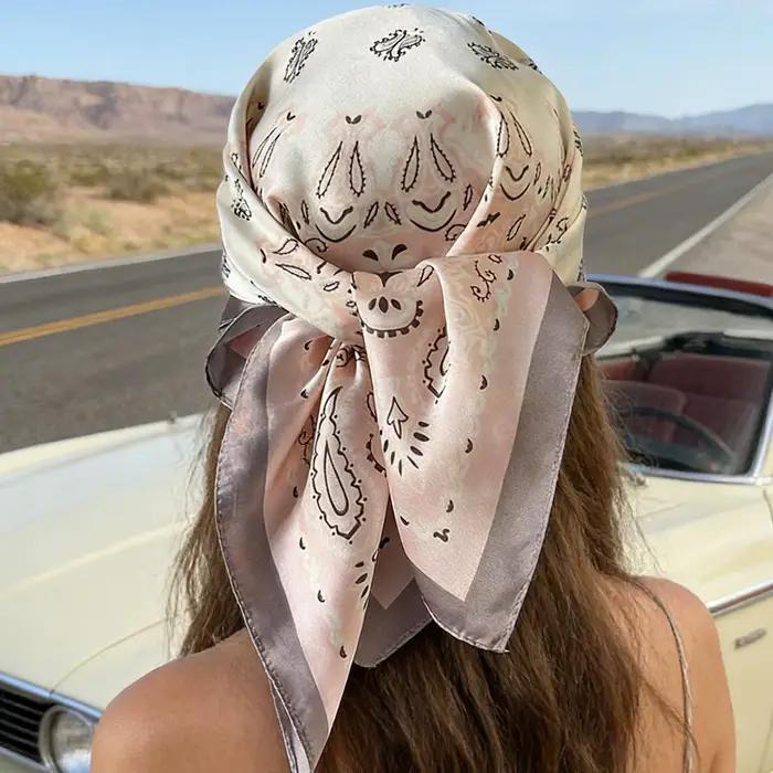 Foulard carré vintage en satin de soie