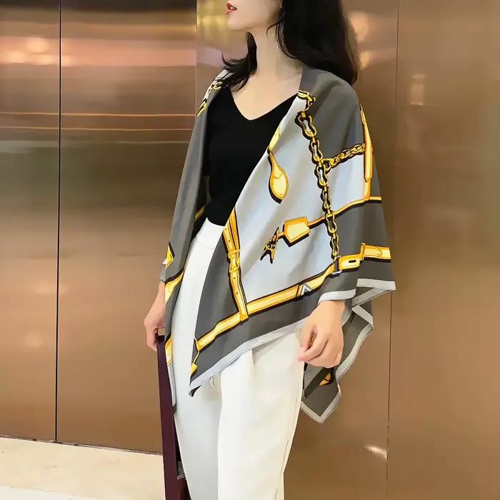 Foulard en soie twill carré pour femme, imprimé géométrique rétro à chaînes, accessoire élégant pour diverses occasions