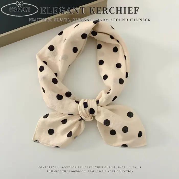Petit foulard carré en soie imprimé motif fleur de cerisier