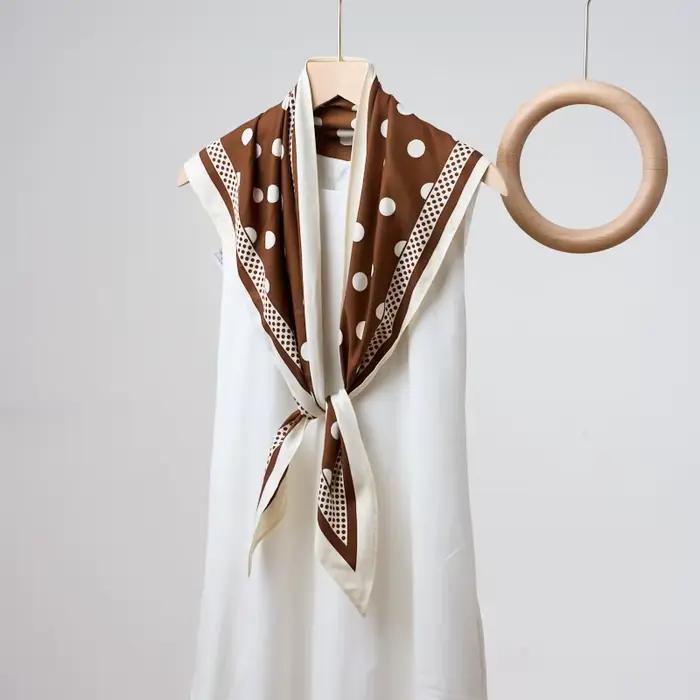 Écharpe Triangle Imprimée À Pois Couleur Café Simple Ceinture Polyvalente Mode Écharpe Diagonale Soie Haute Qualité Pour Femmes Occasions Spéciales