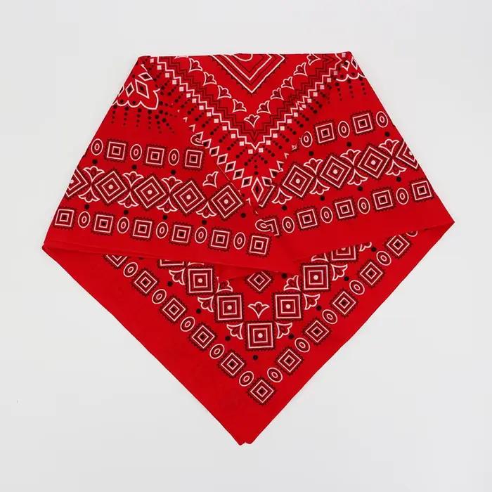 Écharpe carrée rouge à motifs géométriques