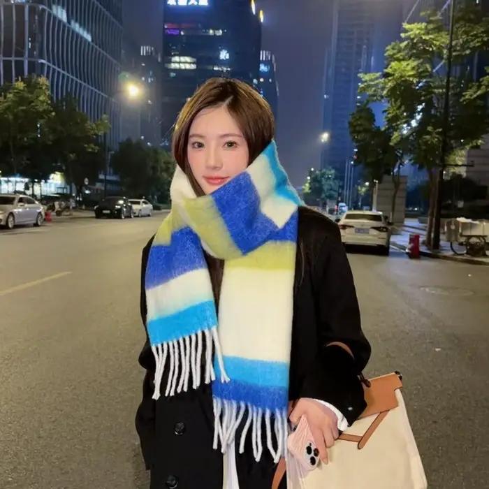 Écharpe en polyester à rayures colorées élégante style coréen longue écharpe à franges hiver fourrure extérieure pour femmes occassions spéciales