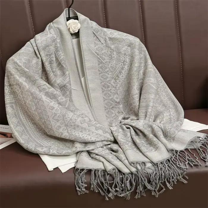 Écharpe Jacquard Gris Clair à Motif Paisley pour Femme, Châle Doux à Pompons, Élégante pour l'Automne et l'Hiver, Idéale pour le Bureau, les Trajets Quotidien, les Voyages, ou comme Cadeau