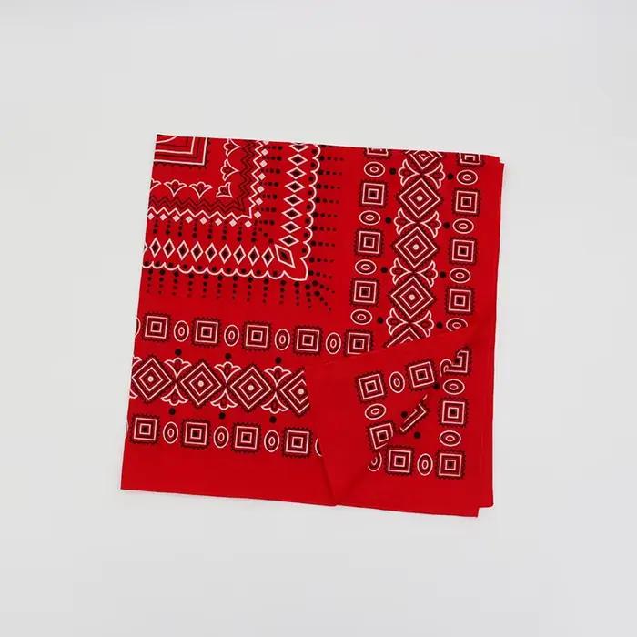 Écharpe carrée rouge à motifs géométriques