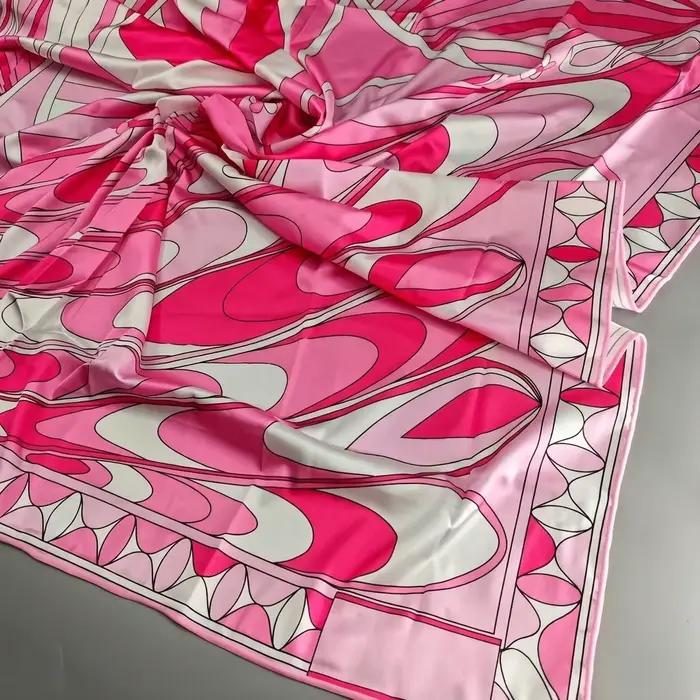 Nouvelle Écharpe en Soie Rose 2026 au Design Tendance avec Logo Signature Lettre