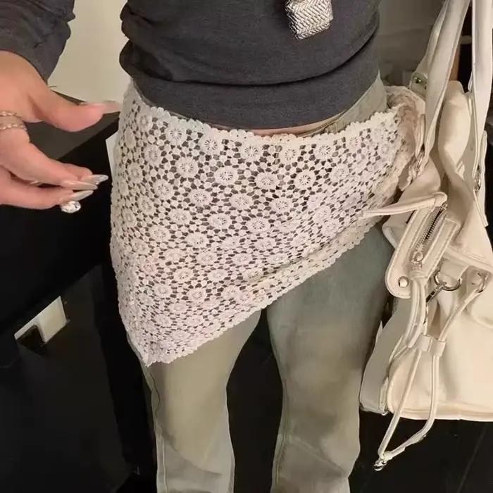 Châle triangulaire ajouré au crochet