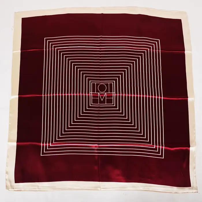 Foulard de mode élégante en satin rouge avec motifs dessin animé pour femmes toutes saisons à offrir occassions spéciales