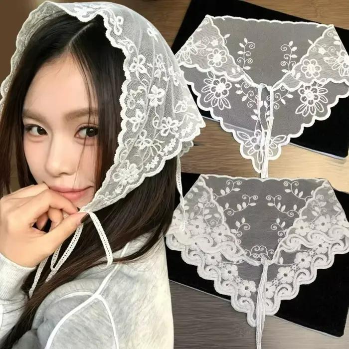 Foulard triangulaire en dentelle