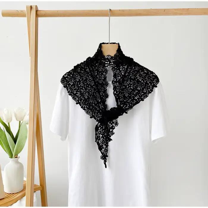 Écharpe triangulaire en dentelle au crochet