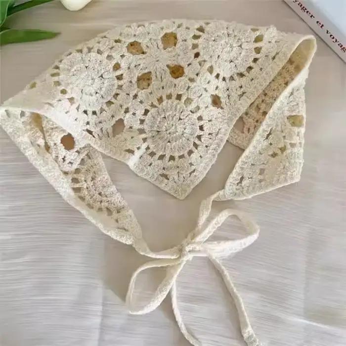 Foulard triangulaire beige d'été