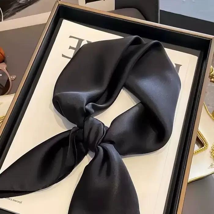 Écharpe en polyester noire et blanche pour femme, 70 cm, élégante pour occasions formelles et cérémonies hivernales