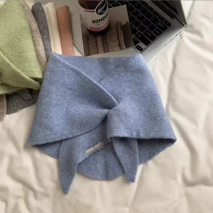Écharpe Triangulaire Unie Tendance pour Femme – Nouvelle Collection Automne-Hiver 2026 – Petit Châle Tricoté Chaud et Polyvalent à Col Croisé