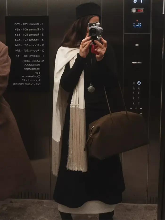 Écharpe en satin à franges et pompons pour femme