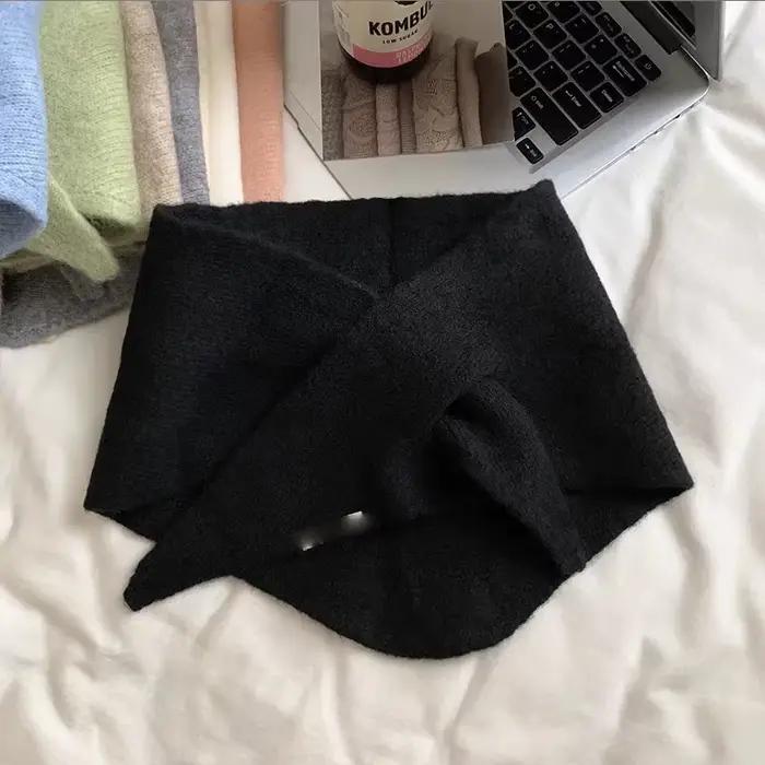 Écharpe Triangulaire Unie Tendance pour Femme – Nouvelle Collection Automne-Hiver 2026 – Petit Châle Tricoté Chaud et Polyvalent à Col Croisé