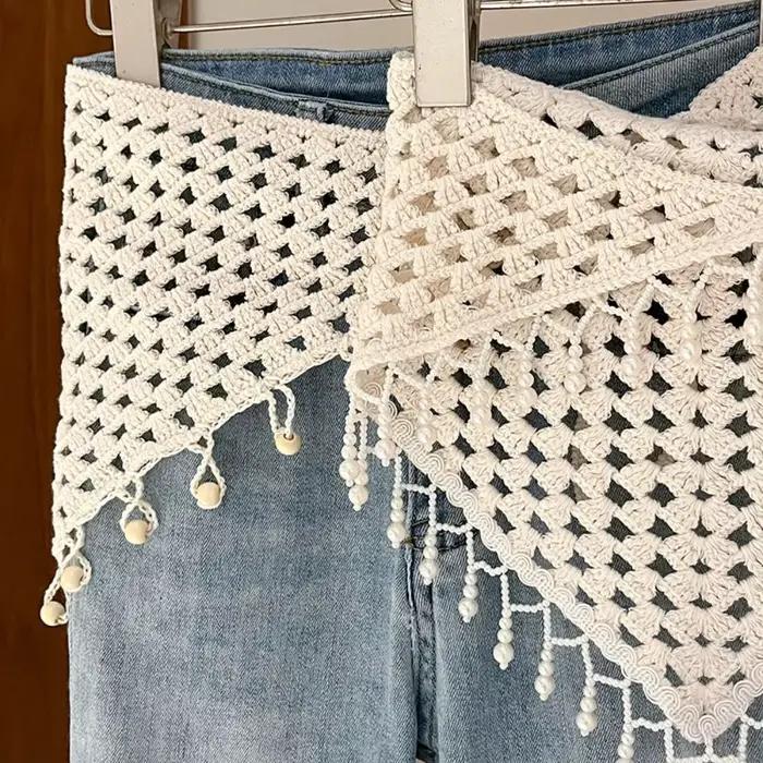 Écharpe triangulaire tricotée à pompons style bohème