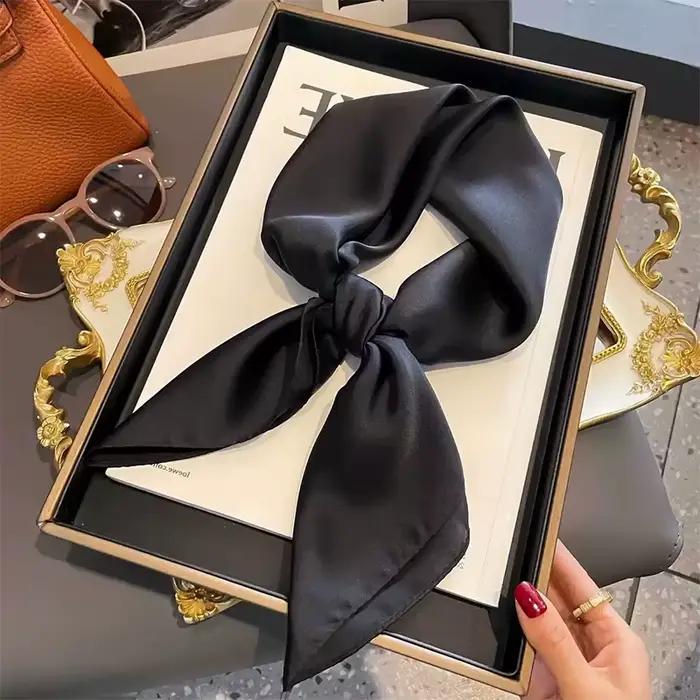 Écharpe en polyester noire et blanche pour femme, 70 cm, élégante pour occasions formelles et cérémonies hivernales