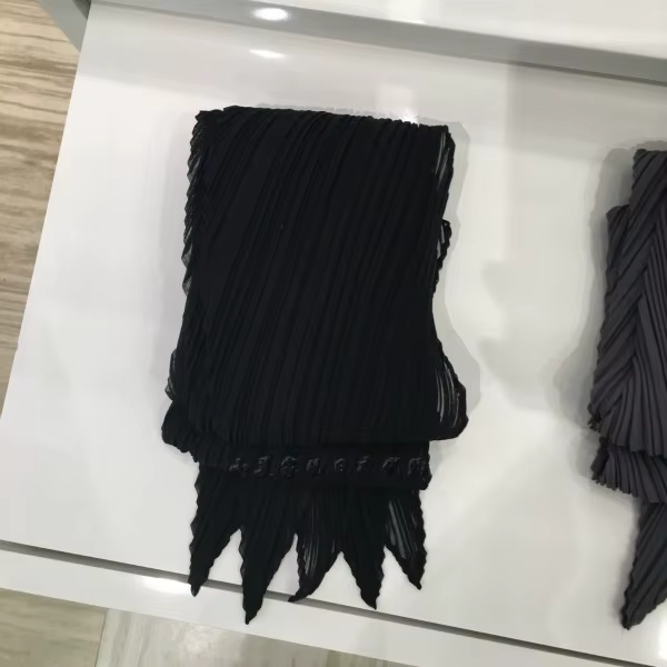 Écharpe élégante plissée Miyake