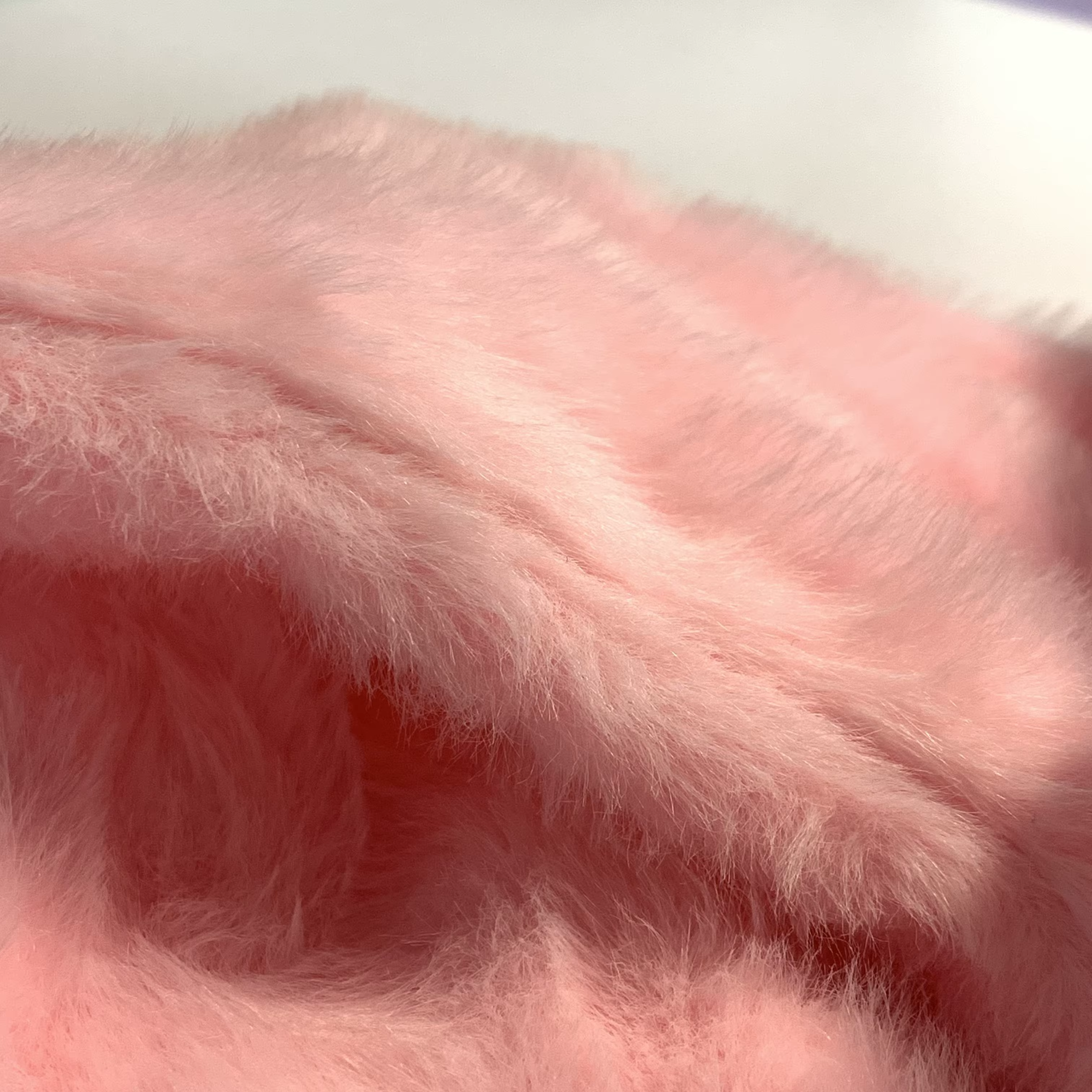Écharpe en peluche ours sombre rose. Fausse fourrure douce, visage d'ours icône. Chaud et élégant po