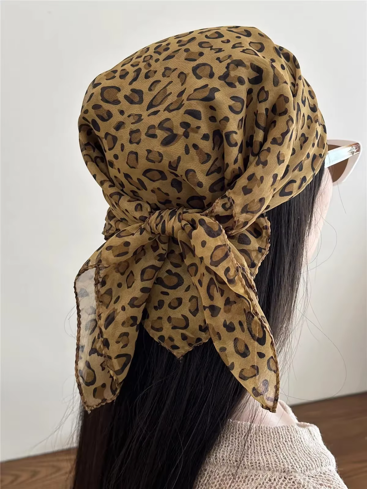 Foulard carré rétro imprimé léopard pour femmes, foulard en Satin à bord fin, bandeau de tête, mode
