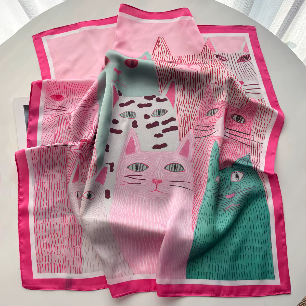 Foulard carré en soie pour femmes, Imitation de chat mignon, imprimé de dessin animé, Bandana, châle