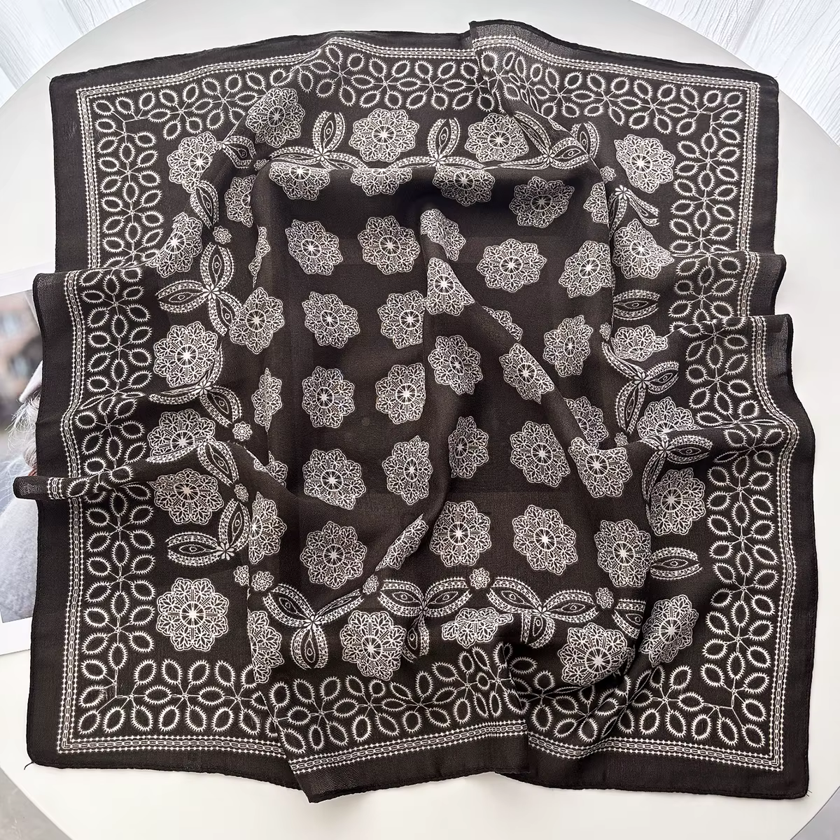 Foulard carré de luxe pour femmes, châle rétro à fleurs, chaînes élégantes, imprimé 70x70cm, Bandana
