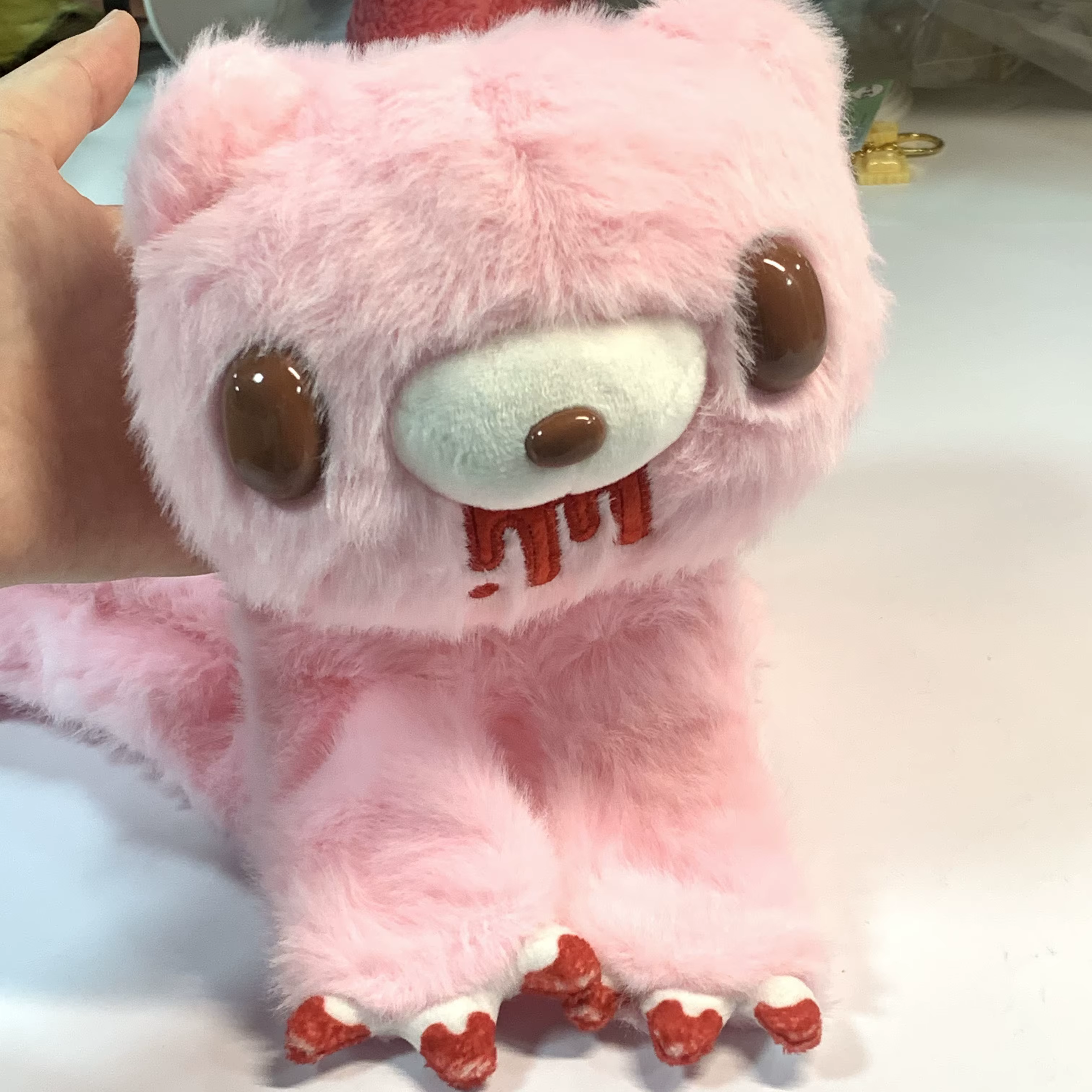Écharpe en peluche ours sombre rose. Fausse fourrure douce, visage d'ours icône. Chaud et élégant po