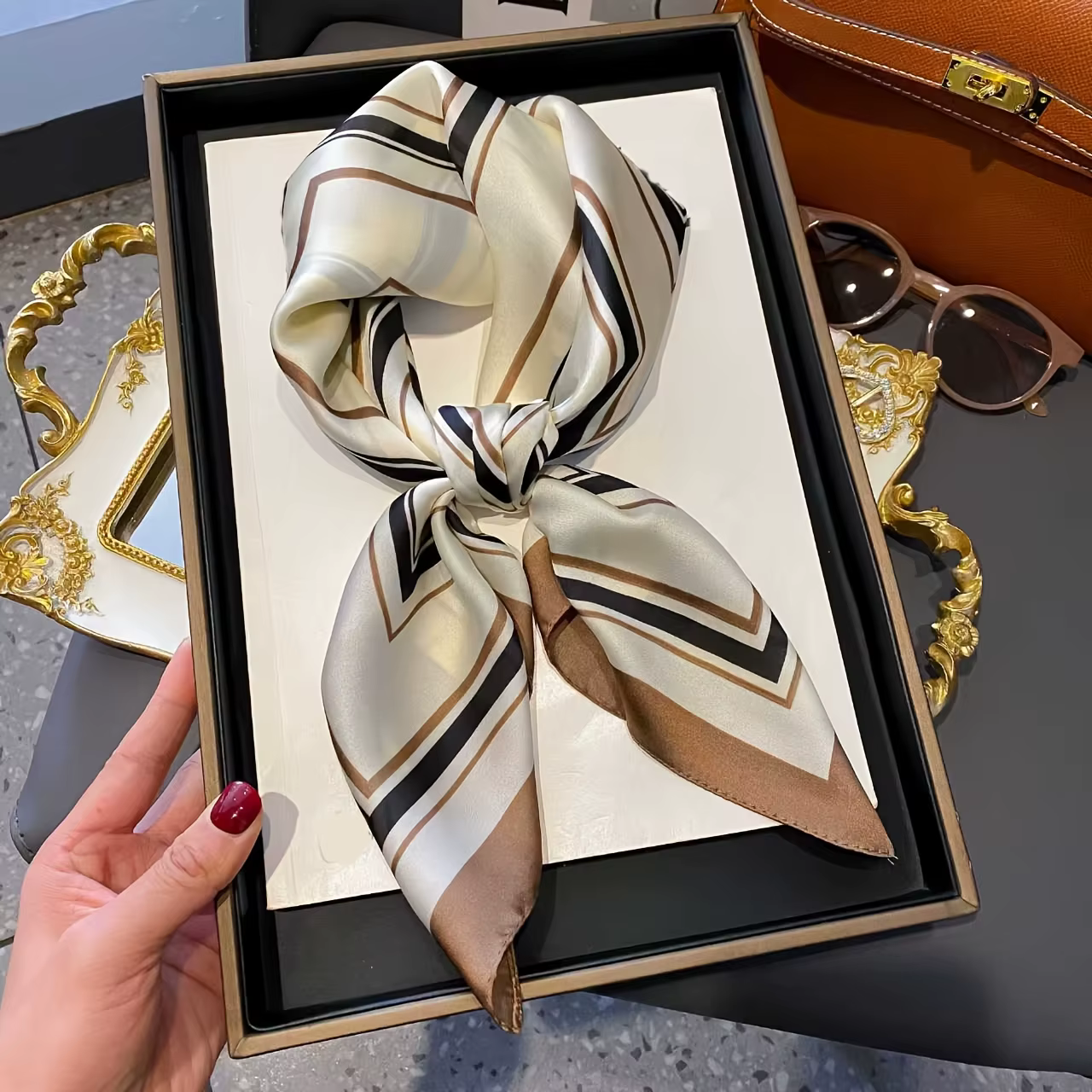 Élégant géométrique rayé carré écharpe pour femmes Satin mode enveloppes foulard femme bandes de che