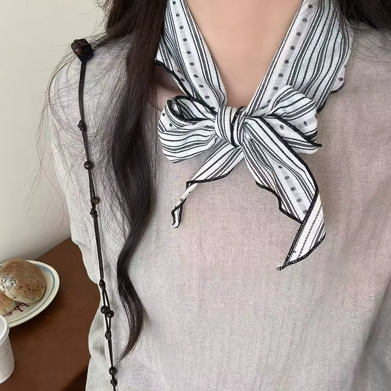 Écharpe en soie rayée noire et blanche artistique pour femme, style bandana léger et polyvalent, pou