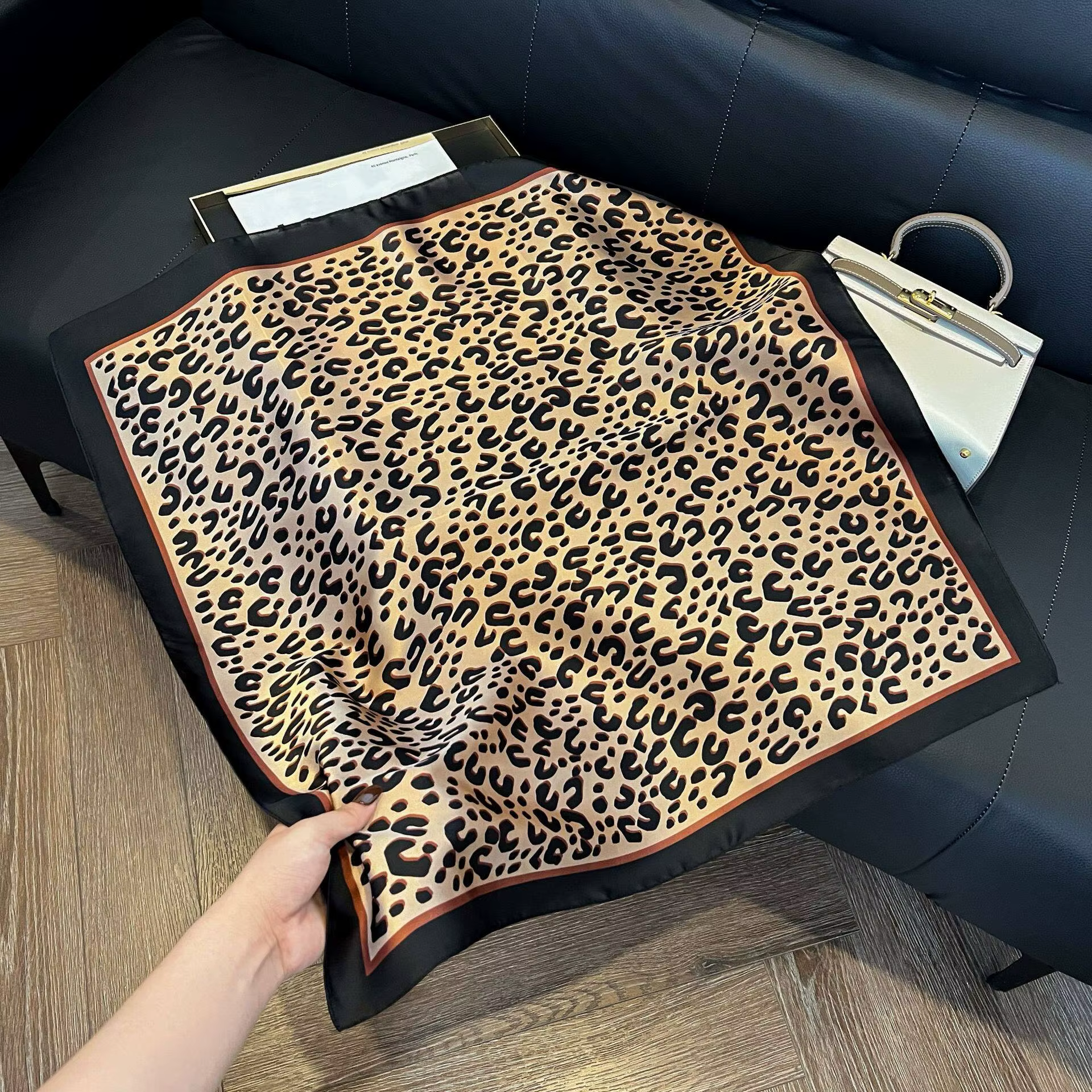 Nouveau foulard carré léopard 70x70, en fausse soie, style coréen, imprimé, pour le printemps et l'é