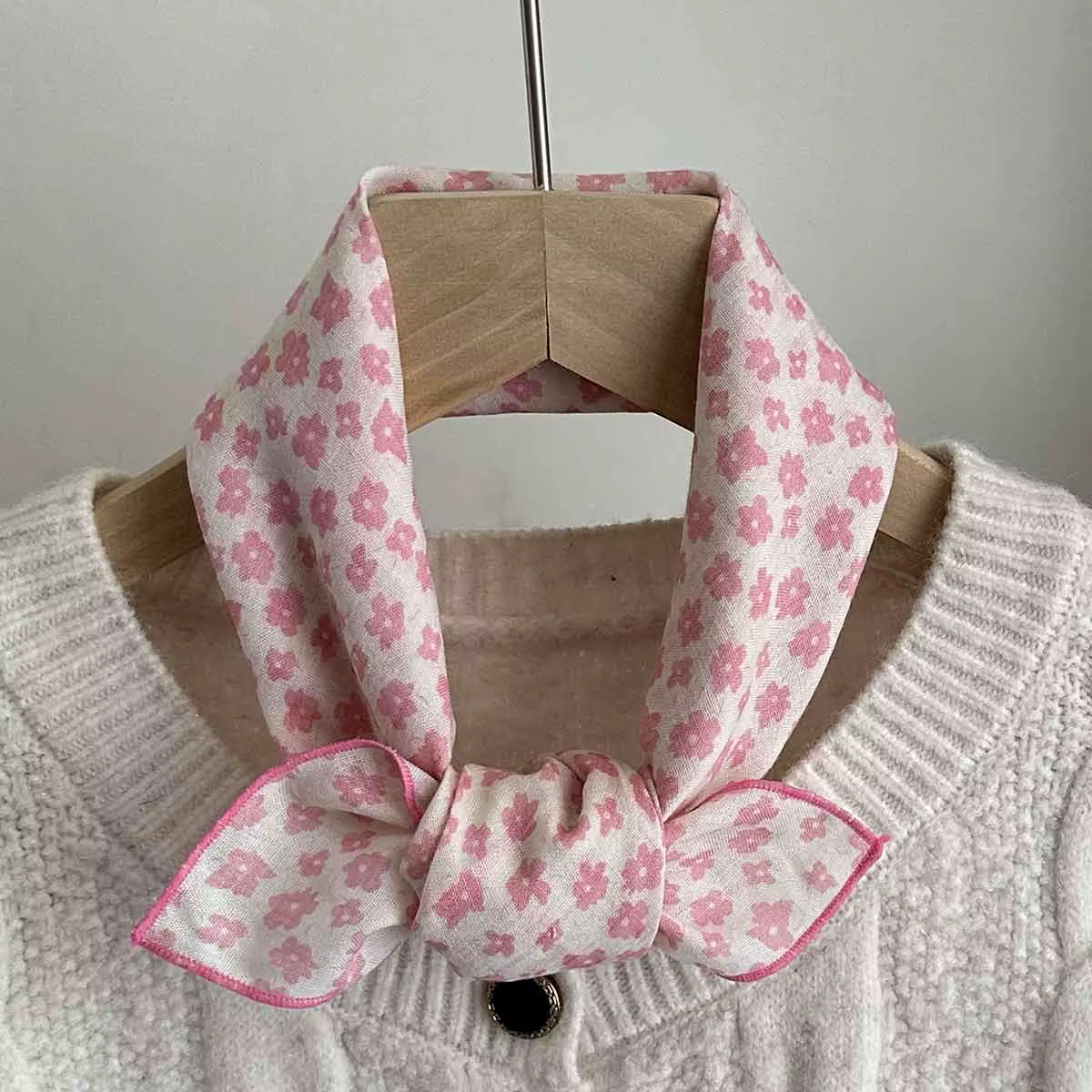 Printemps et été nouvelle petite écharpe en soie pour femmes bohème petite écharpe carrée européenne