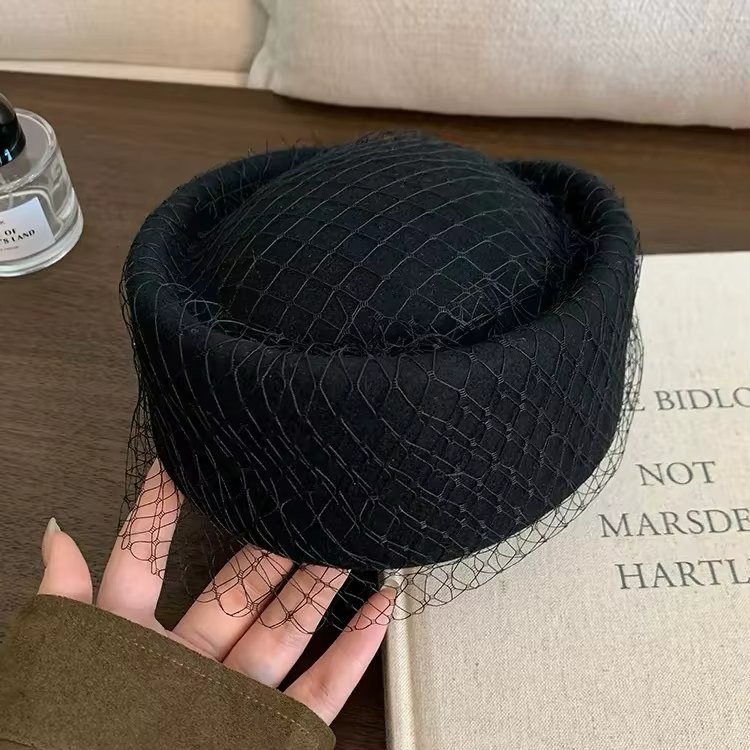 Bérets plats noirs en maille pour femmes, style Hepburn, imitation laine, pour fête, scène, hôtesse 