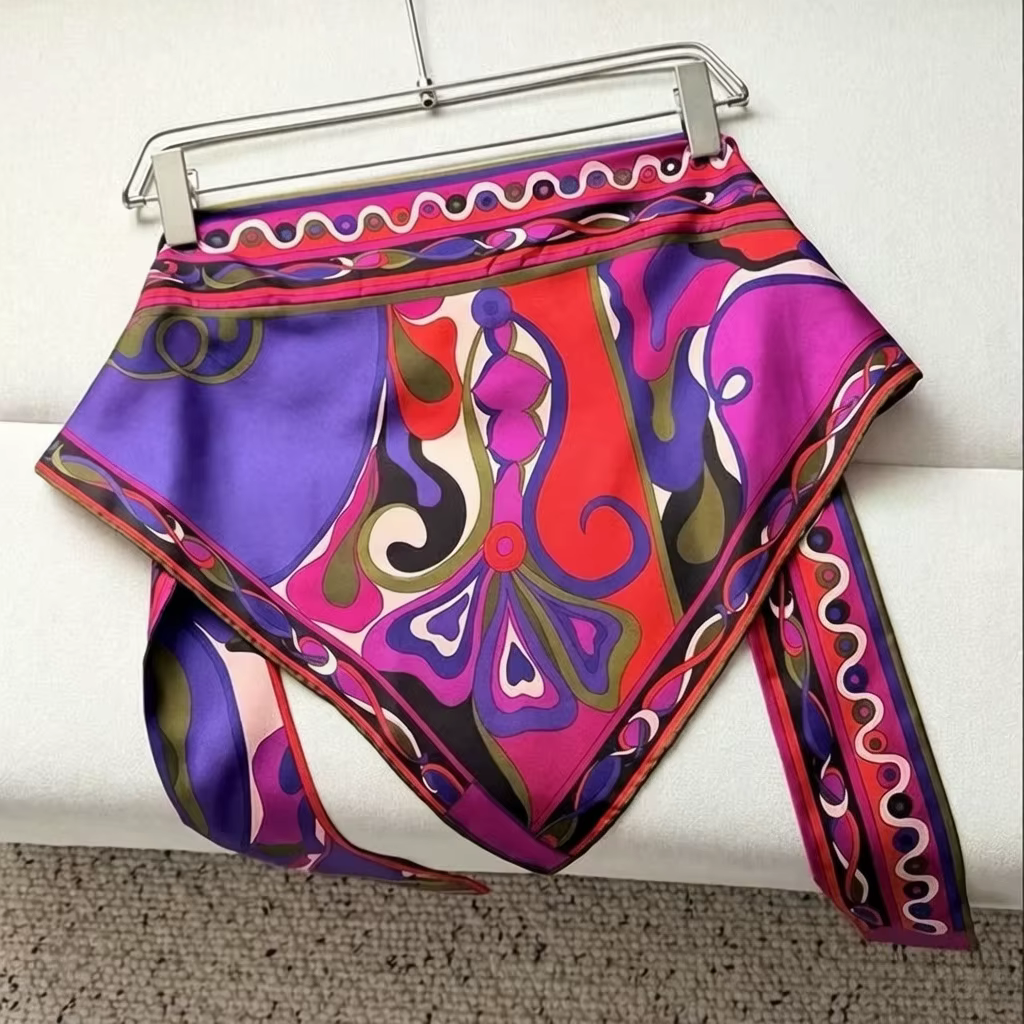 Foulard classique pour femme de couleur violette avec logo signature de créateur, accessoires vestim