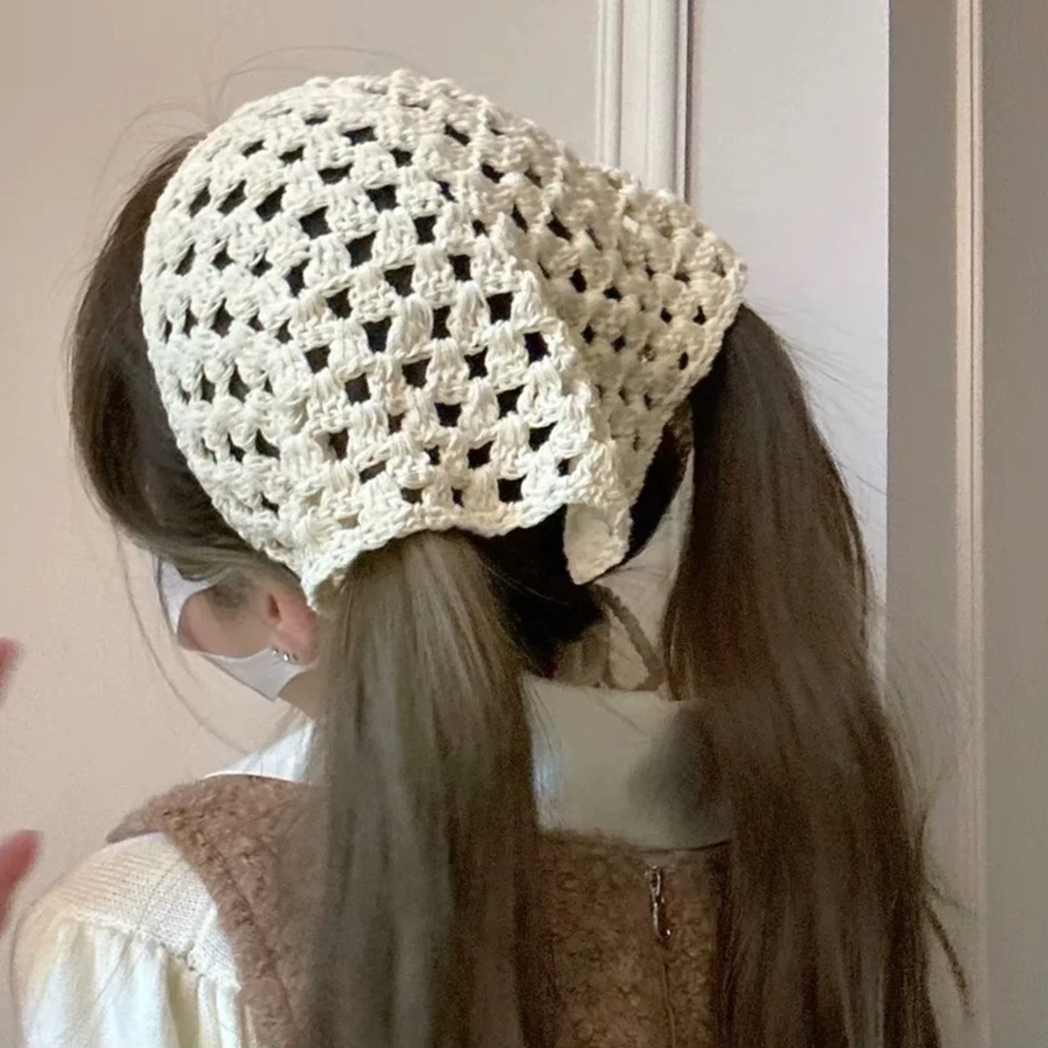 Foulard triangulaire beige pour femme, bandana en crochet, écharpe en maille transparente tricotée, 