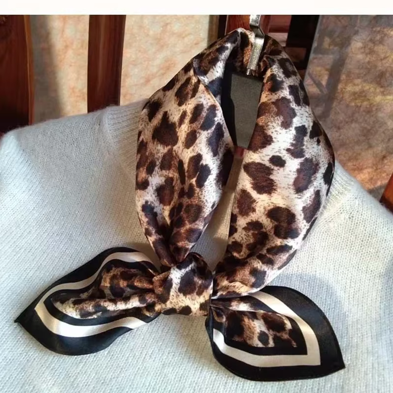 Foulard de cheveux de cou léopard pour femme 100% Foulard en soie de mûrier enveloppes Bandanas carr