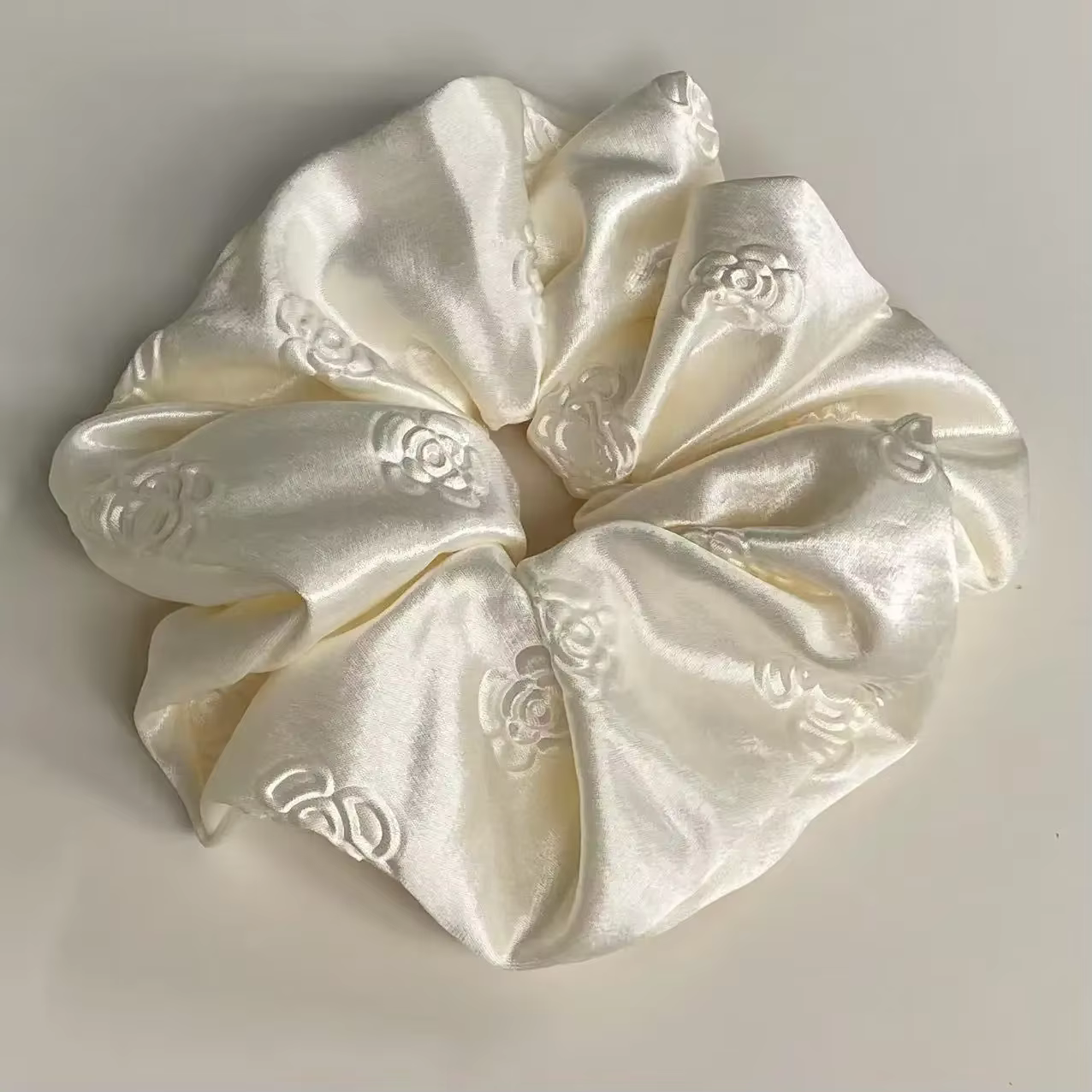 Écharpe carrée en satin blanc crème camélia haut de gamme, style scrunchie, accessoires de cheveux p