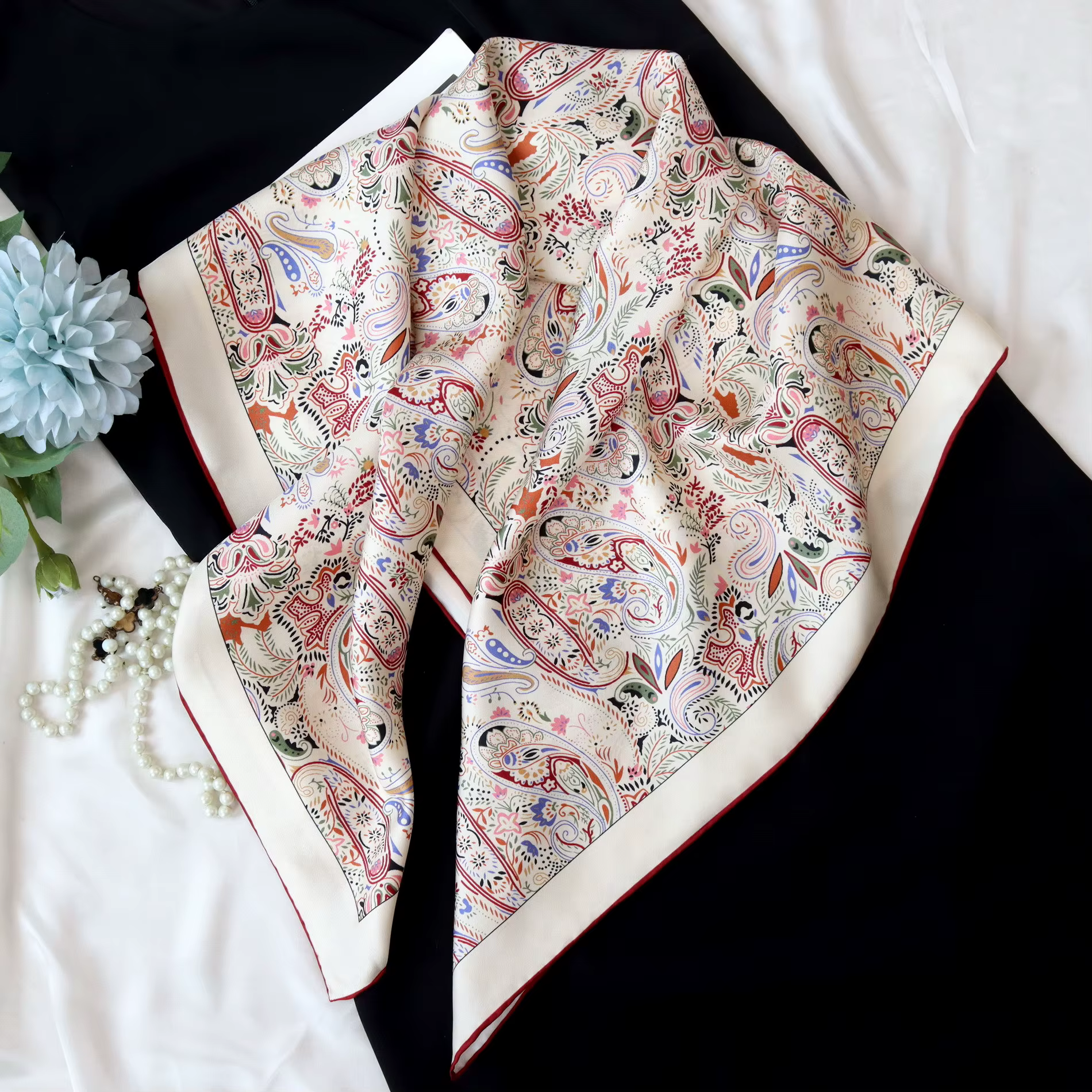 Foulard carré en soie pour femmes