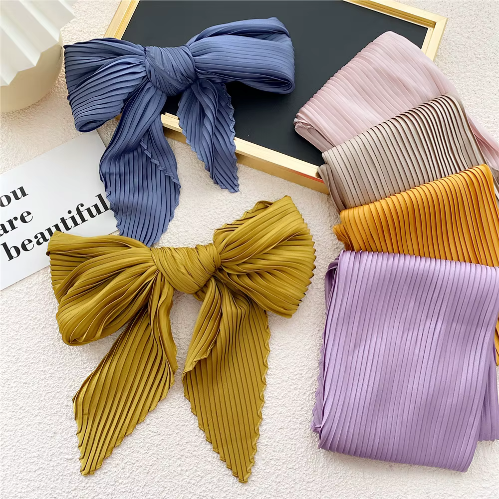 Petit foulard triangle en satin pour femme