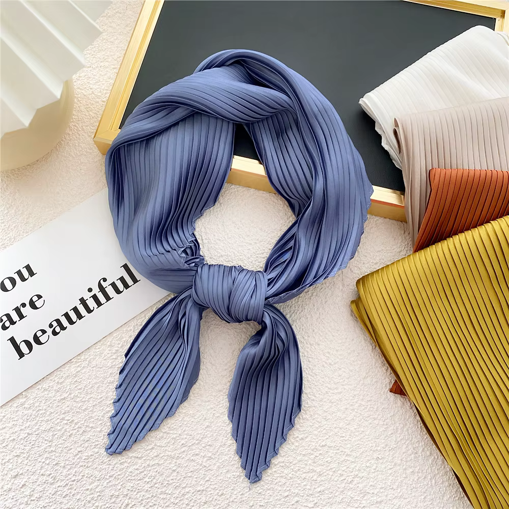 Petit foulard triangle en satin pour femme