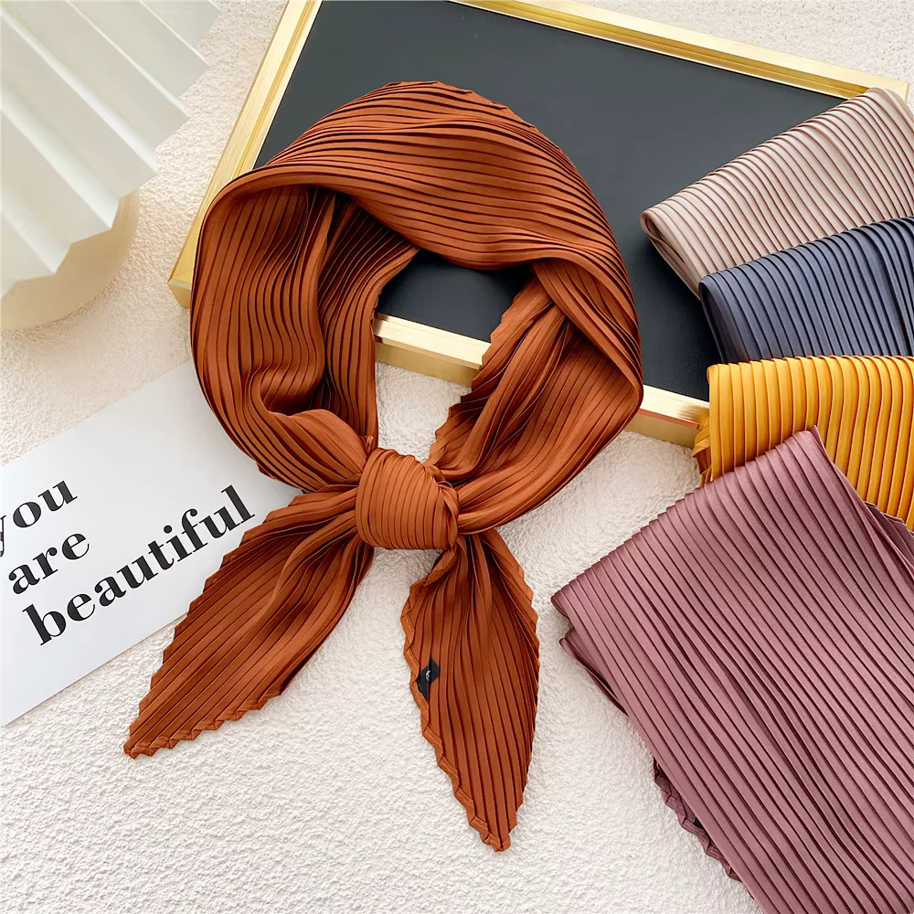 Petit foulard triangle en satin pour femme