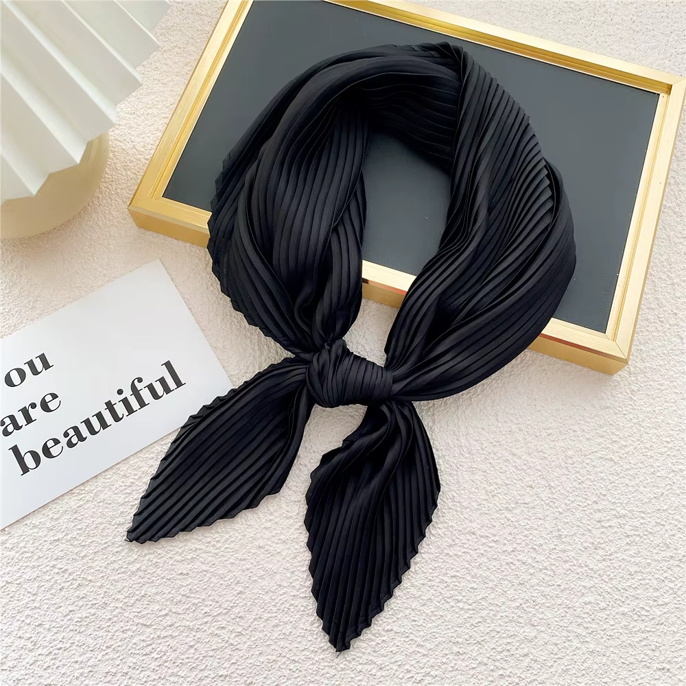 Petit foulard triangle en satin pour femme