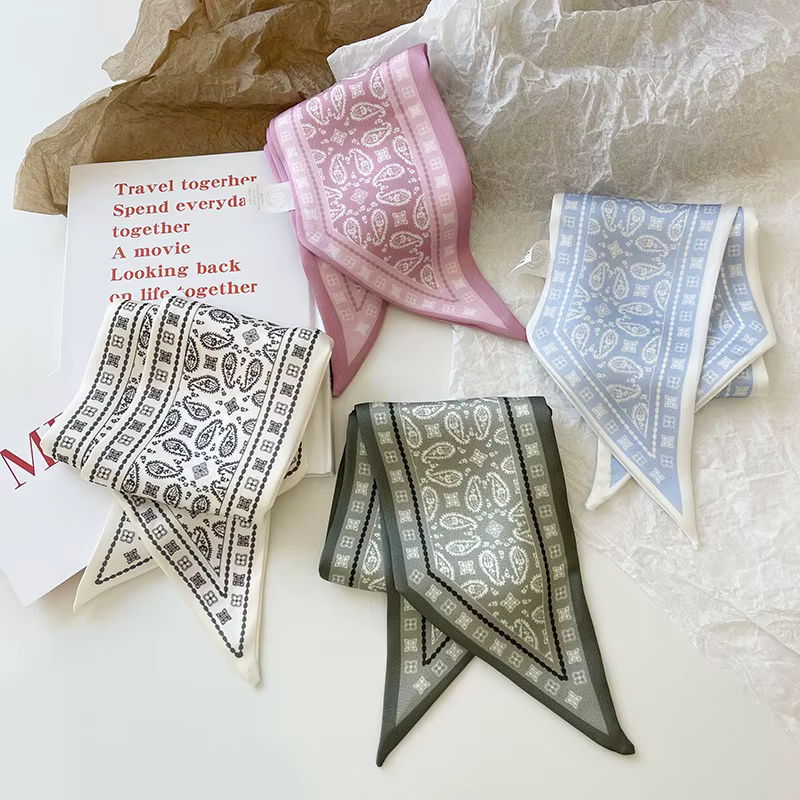 Écharpe en soie à motif de fleurs de cajou