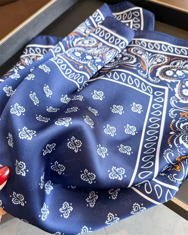 Foulard carré classique en soie bleue pour femme
